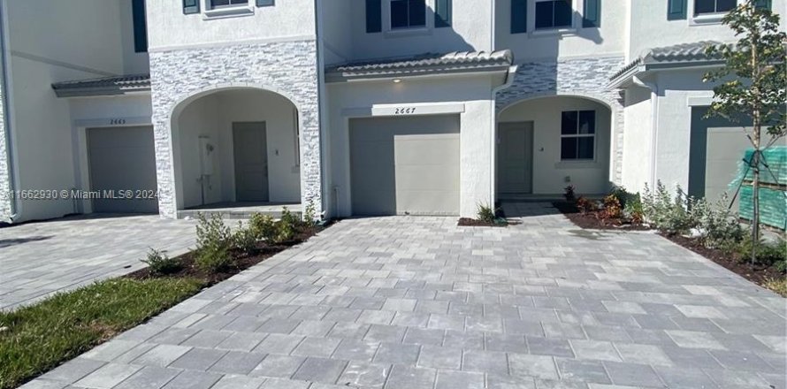 Townhouse in Homestead, Florida 3 bedrooms, 123.65 sq.m. № 1372436