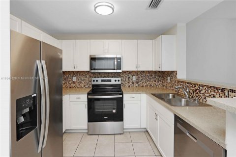 Condo in Coral Gables, Florida, 2 bedrooms  № 1327867 - photo 4