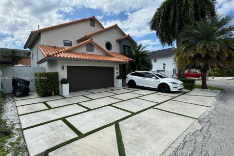 Casa en venta en Hialeah, Florida, 4 dormitorios, 183.95 m2 № 1327868 - foto 2