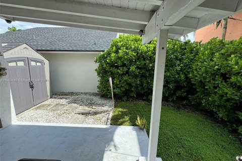 House in Hialeah, Florida 4 bedrooms, 183.95 sq.m. № 1327868 - photo 26