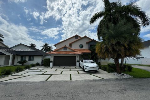 Casa en venta en Hialeah, Florida, 4 dormitorios, 183.95 m2 № 1327868 - foto 1