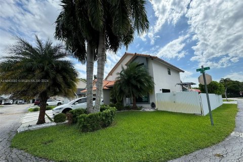 Casa en venta en Hialeah, Florida, 4 dormitorios, 183.95 m2 № 1327868 - foto 3