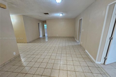 Casa en venta en Margate, Florida, 5 dormitorios, 136.38 m2 № 1004733 - foto 3