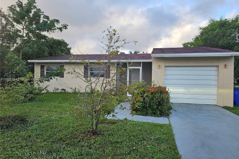 Villa ou maison à vendre à Margate, Floride: 5 chambres, 136.38 m2 № 1004733 - photo 1