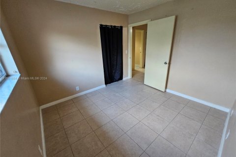 Casa en venta en Margate, Florida, 5 dormitorios, 136.38 m2 № 1004733 - foto 12