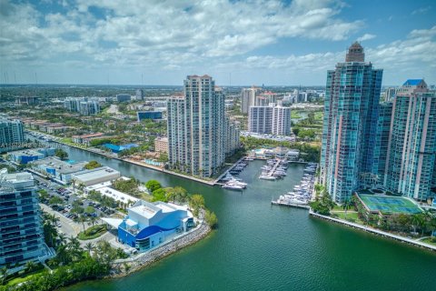 Condominio en venta en Aventura, Florida, 3 dormitorios, 159.79 m2 № 1147275 - foto 2