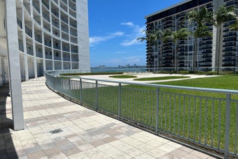 Condo in Miami, Florida, 2 bedrooms  № 1288912 - photo 23