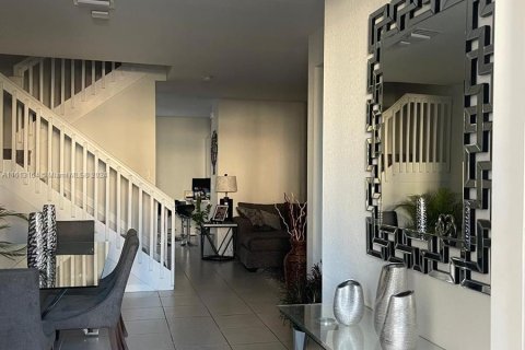 Adosado en venta en Hialeah, Florida, 3 dormitorios, 158.68 m2 № 1235115 - foto 13