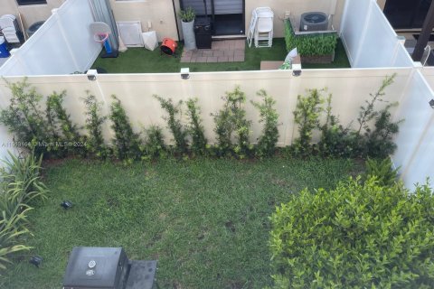 Adosado en venta en Hialeah, Florida, 3 dormitorios, 158.68 m2 № 1235115 - foto 4