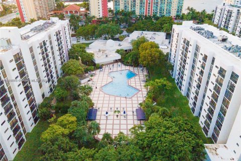 Condo in Sunny Isles Beach, Florida, 2 bedrooms  № 1332888 - photo 19