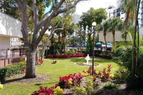 Condo in Sunny Isles Beach, Florida, 2 bedrooms  № 1332888 - photo 29