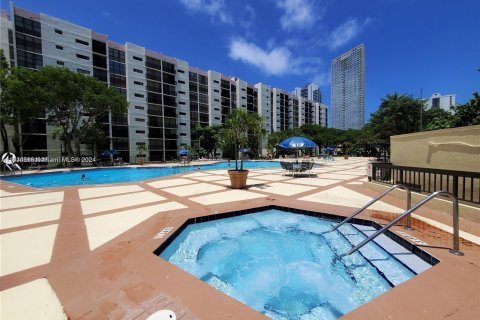 Condo in Sunny Isles Beach, Florida, 2 bedrooms  № 1332888 - photo 20