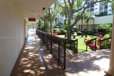 Condo in Sunny Isles Beach, Florida, 2 bedrooms  № 1332888 - photo 25