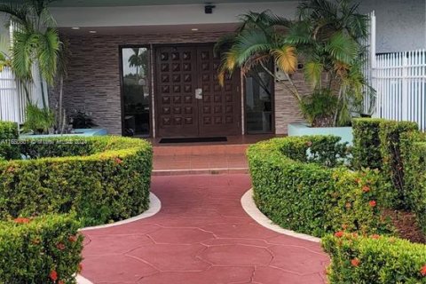 Copropriété à vendre à Hialeah, Floride: 1 chambre, 66.15 m2 № 1332932 - photo 2