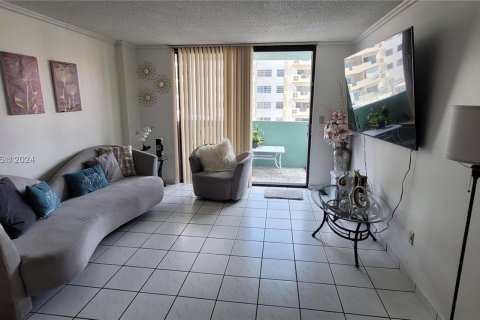 Condo in Hialeah, Florida, 1 bedroom  № 1332932 - photo 18