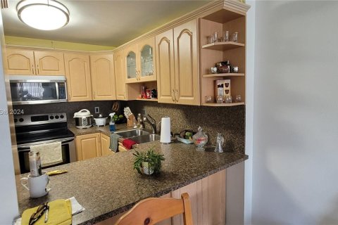 Condo in Hialeah, Florida, 1 bedroom  № 1332932 - photo 9