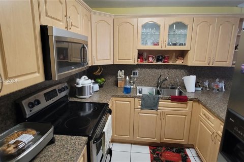 Condo in Hialeah, Florida, 1 bedroom  № 1332932 - photo 8