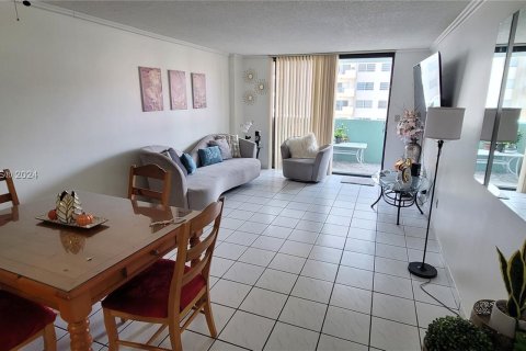 Condo in Hialeah, Florida, 1 bedroom  № 1332932 - photo 15