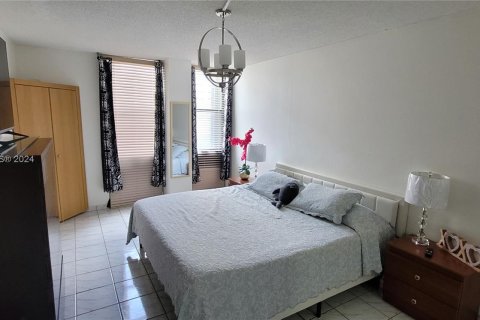 Condo in Hialeah, Florida, 1 bedroom  № 1332932 - photo 14