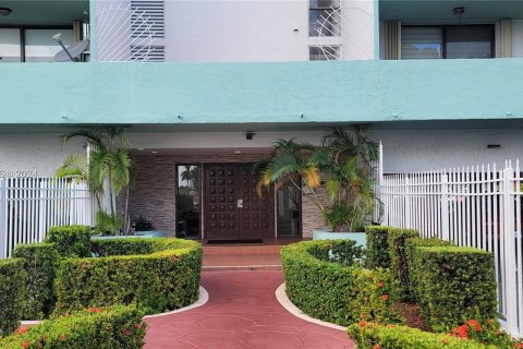 Condo in Hialeah, Florida, 1 bedroom  № 1332932 - photo 1