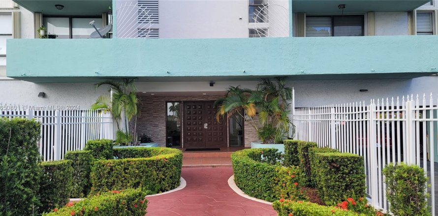 Condo in Hialeah, Florida, 1 bedroom  № 1332932