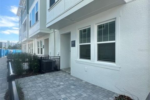 Townhouse in Saint Petersburg, Florida 3 bedrooms, 181.35 sq.m. № 1373175 - photo 6