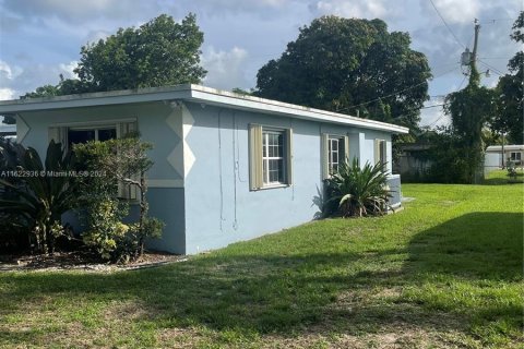 Casa en venta en Miami Gardens, Florida, 6 dormitorios, 210.98 m2 № 1270392 - foto 3