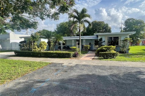 Casa en venta en Miami Gardens, Florida, 6 dormitorios, 210.98 m2 № 1270392 - foto 1