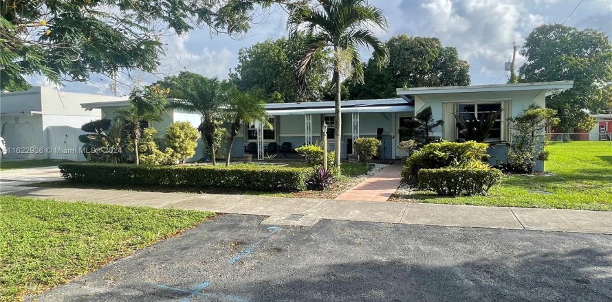 Villa ou maison à Miami Gardens, Floride 6 chambres, 210.98 m2 № 1270392