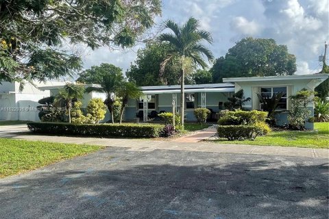 Villa ou maison à vendre à Miami Gardens, Floride: 6 chambres, 210.98 m2 № 1270392 - photo 2