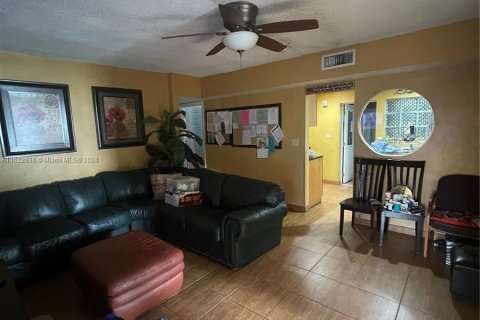 Casa en venta en Miami Gardens, Florida, 6 dormitorios, 210.98 m2 № 1270392 - foto 5