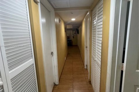 Casa en venta en Miami Gardens, Florida, 6 dormitorios, 210.98 m2 № 1270392 - foto 13