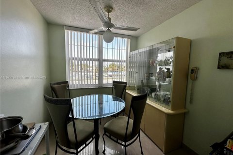 Copropriété à vendre à Hollywood, Floride: 2 chambres, 137.5 m2 № 1270477 - photo 14