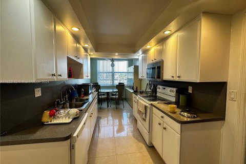 Condo in Hollywood, Florida, 2 bedrooms  № 1270477 - photo 3