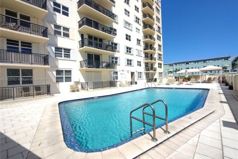 Condo in Hollywood, Florida, 2 bedrooms  № 1270477 - photo 17