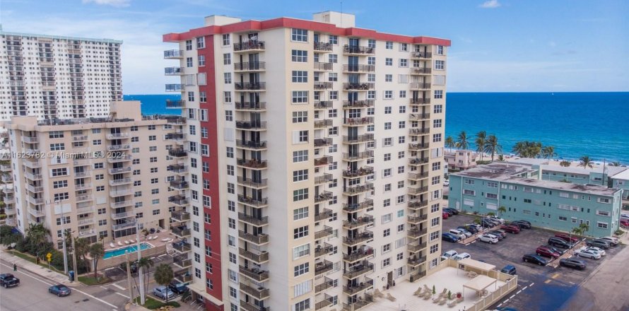 Condominio en Hollywood, Florida, 2 dormitorios  № 1270477