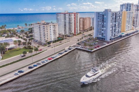 Condo in Hollywood, Florida, 2 bedrooms  № 1270477 - photo 2