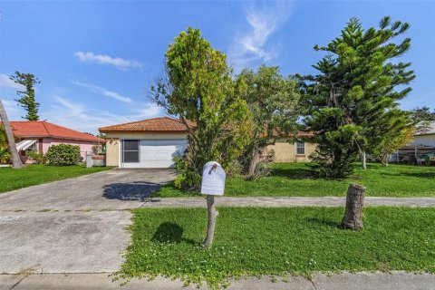 House in Port Charlotte, Florida 3 bedrooms, 135.36 sq.m. № 1398730 - photo 2