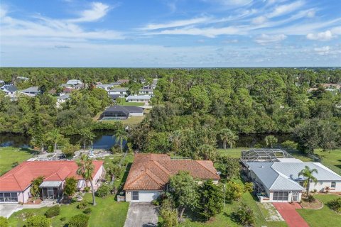 House in Port Charlotte, Florida 3 bedrooms, 135.36 sq.m. № 1398730 - photo 1