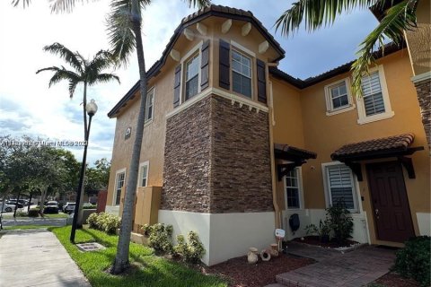 Townhouse in Cutler Bay, Florida 3 bedrooms, 141.49 sq.m. № 781316 - photo 1