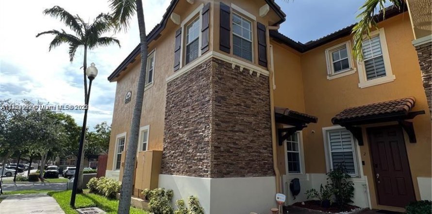 Townhouse in Cutler Bay, Florida 3 bedrooms, 141.49 sq.m. № 781316