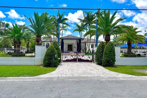 Villa ou maison à vendre à Miami, Floride: 4 chambres, 449 m2 № 1324522 - photo 1