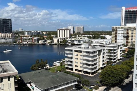 Condo in Hallandale Beach, Florida, 2 bedrooms  № 1311077 - photo 2