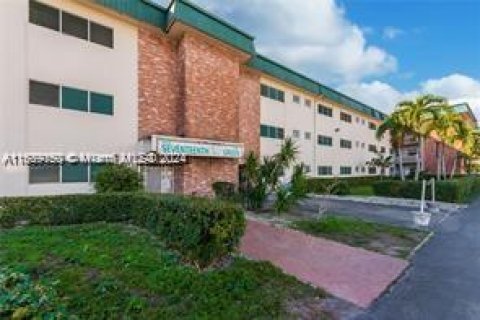 Condo in Hallandale Beach, Florida, 2 bedrooms  № 1311074 - photo 1