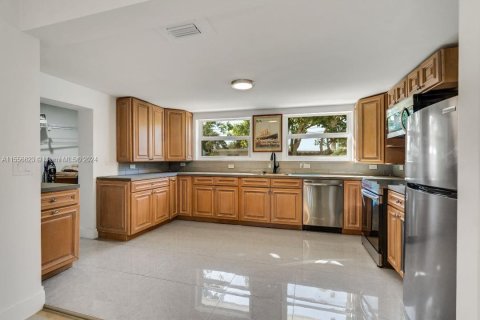 Villa ou maison à vendre à Miami Springs, Floride: 4 chambres, 163.23 m2 № 1098157 - photo 4