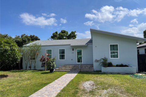 Villa ou maison à vendre à Miami Springs, Floride: 4 chambres, 163.23 m2 № 1098157 - photo 1