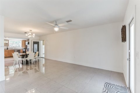 Casa en venta en Miami Springs, Florida, 4 dormitorios, 163.23 m2 № 1098157 - foto 3