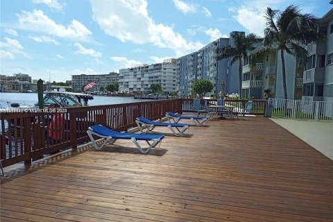 Copropriété à louer à Hallandale Beach, Floride: 2 chambres, 117.06 m2 № 1367032 - photo 23