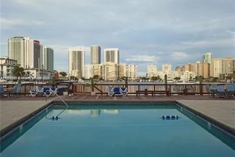 Copropriété à louer à Hallandale Beach, Floride: 2 chambres, 117.06 m2 № 1367032 - photo 19