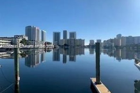 Condominio en alquiler en Hallandale Beach, Florida, 2 dormitorios, 117.06 m2 № 1367032 - foto 22